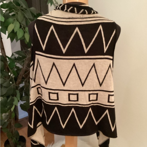 Maurice’s sleeveless cardigan Woman’s XL/XXL black and tan Aztec pattern - Picture 6 of 12